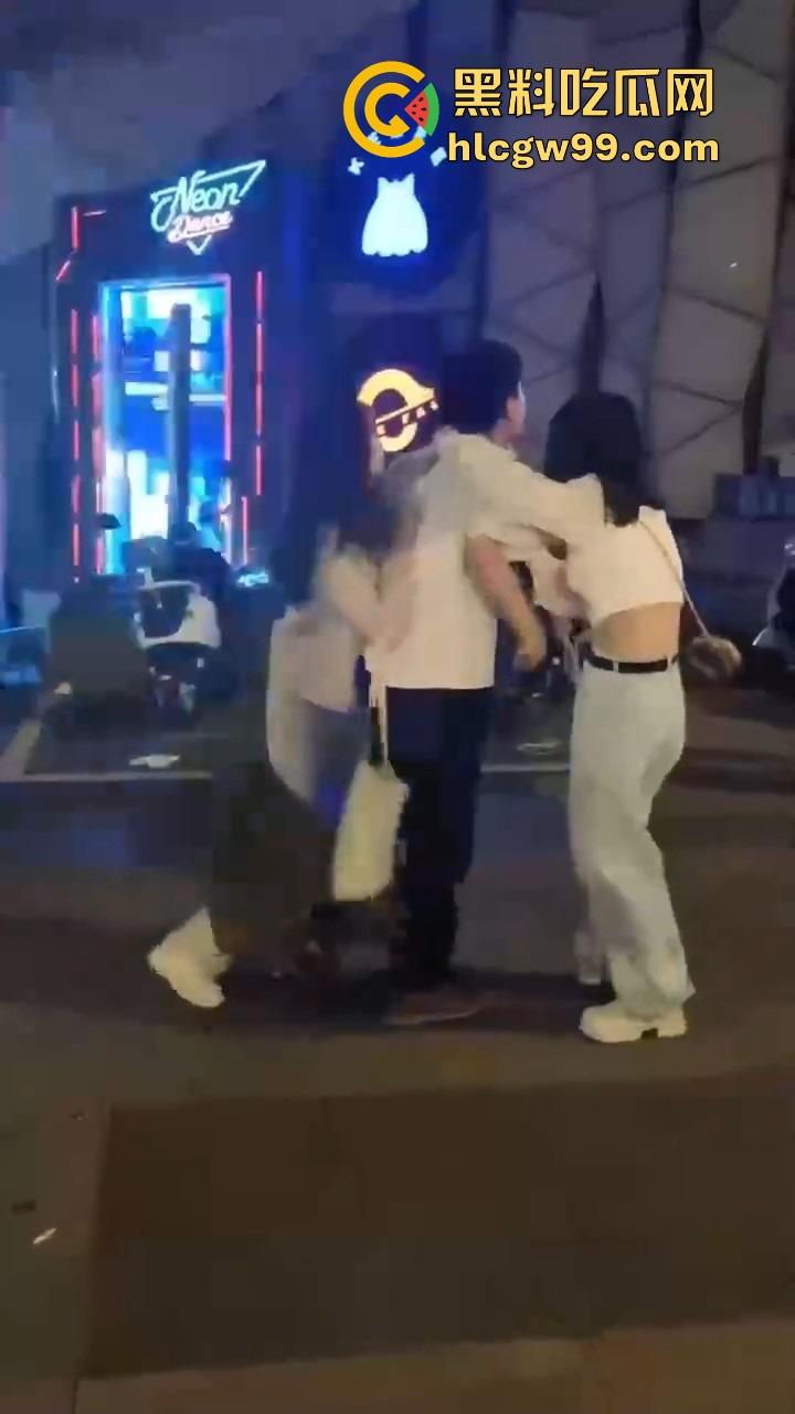 集美饭吃了东西买了酒喝了,最后一句我要跟闺蜜回家?兄弟直接西格玛男人觉醒,这到嘴得鸭子还能飞了?-1