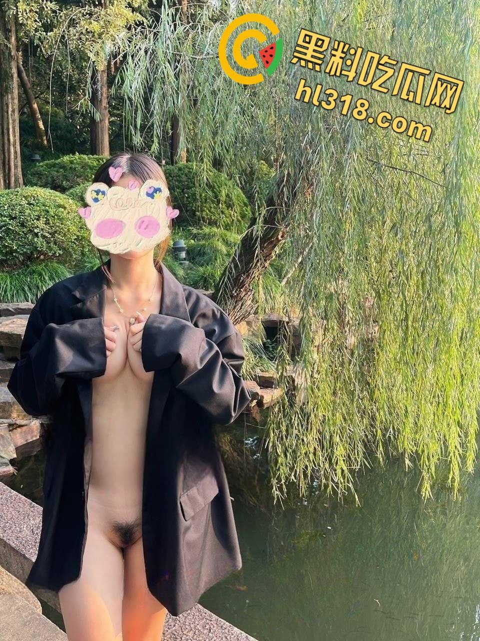 推特福利姬大学生【小哪吒】,公园户外露出找刺激,全裸酮体红丝袜性感撩人 !-3