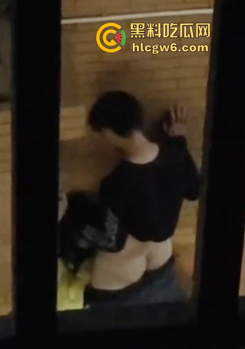 广西建设职业技术学院情侣无人角落野战泄欲被拍 掐脖耳光强制口爆 这妹子是个M吧?-2