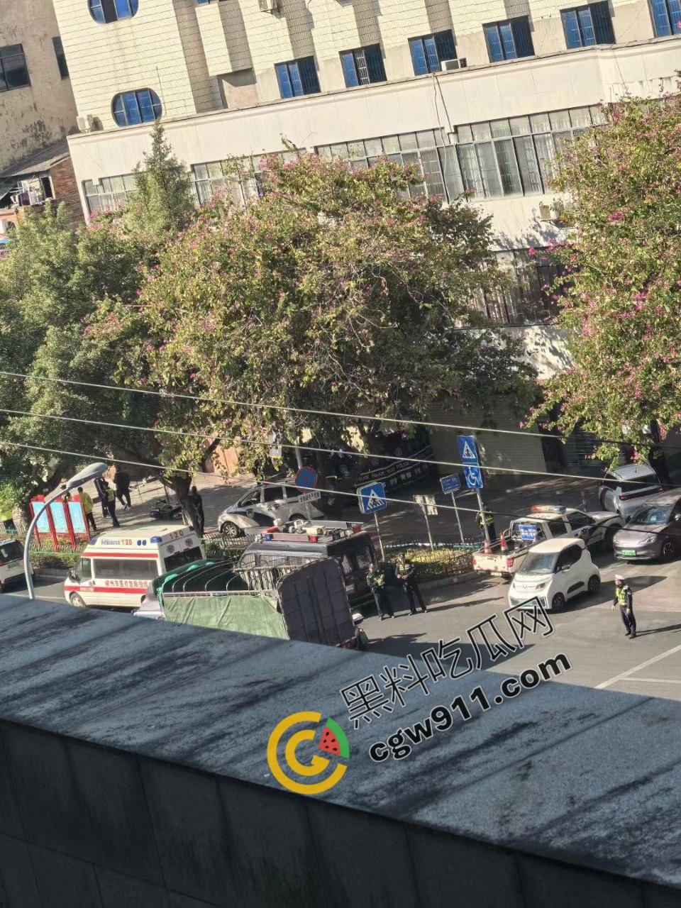 广西柳州街头疯狂砍人事件!男子疯狂持刀追砍,残暴削掉头皮,引爆全城惊恐!-1