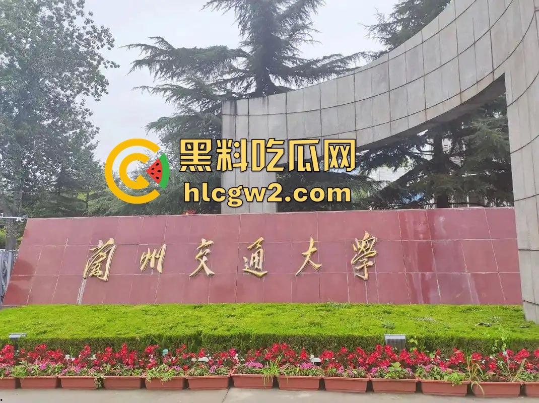 兰州交通大学楼梯口惊现舔逼狂魔  情侣温存男友上头狂舔边舔边看敌情，妹子淫水直流全校看笑话！-11