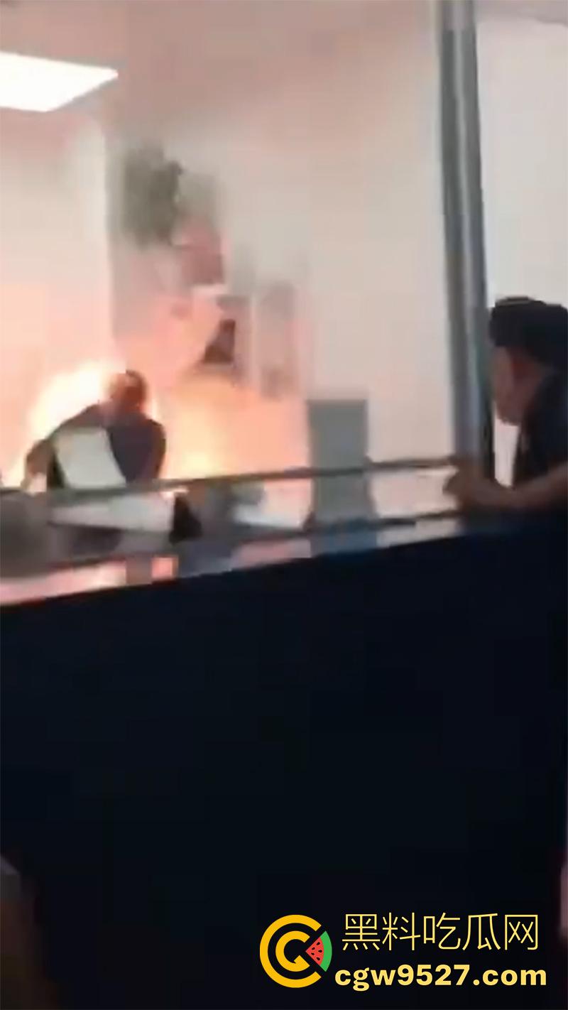 哈萨克斯坦男子,在阿拉木图机场自焚,火势很快被扑灭,受害者被送往市立医院接受治疗!-1