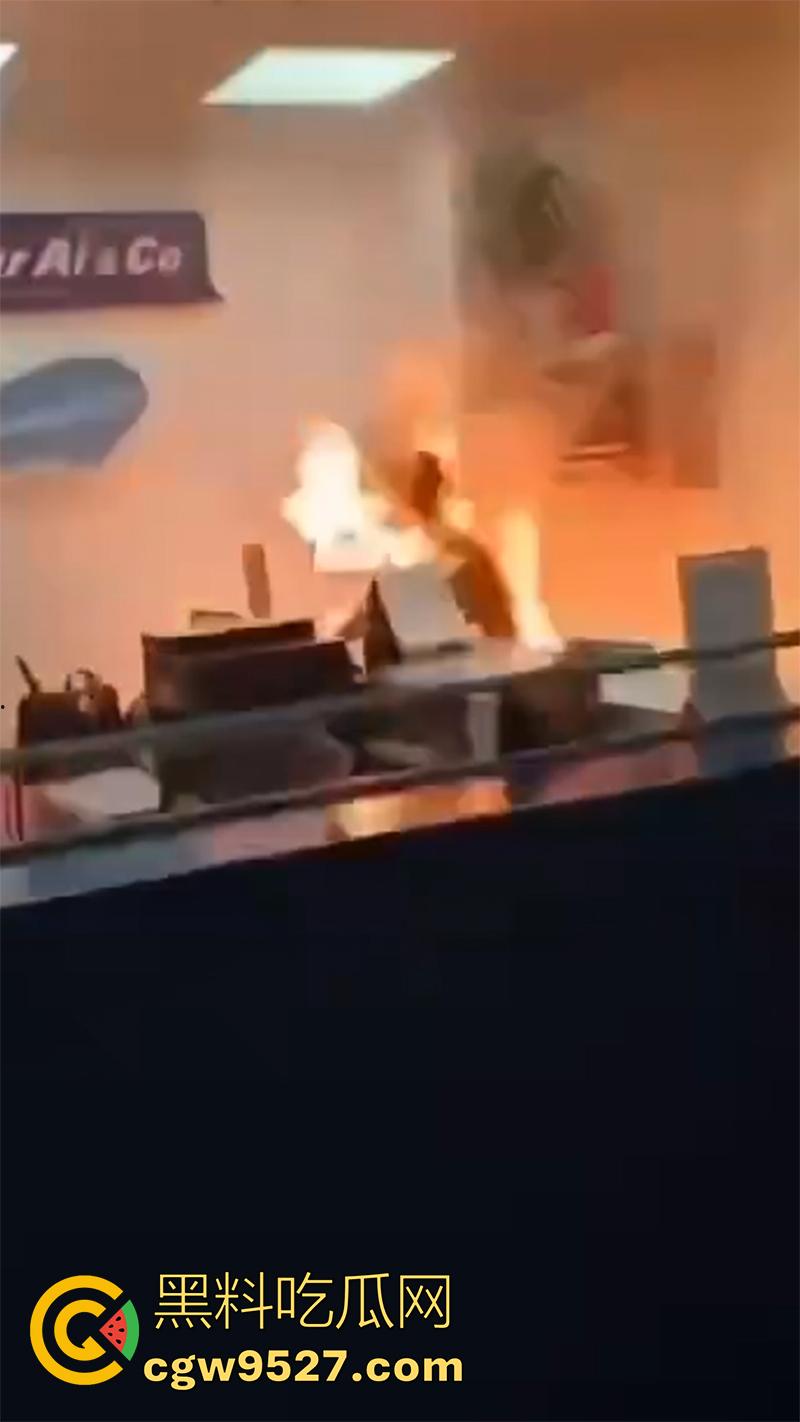 哈萨克斯坦男子,在阿拉木图机场自焚,火势很快被扑灭,受害者被送往市立医院接受治疗!-2