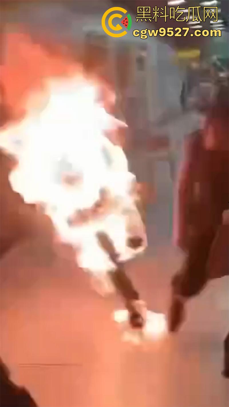 哈萨克斯坦男子,在阿拉木图机场自焚,火势很快被扑灭,受害者被送往市立医院接受治疗!-3