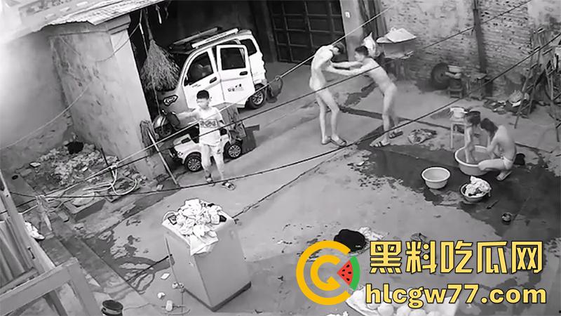 家庭摄像头破解,乱伦家庭户外洗澡,全身赤裸院子里等着洗澡,这骚妈身材还真奈斯啊!-2