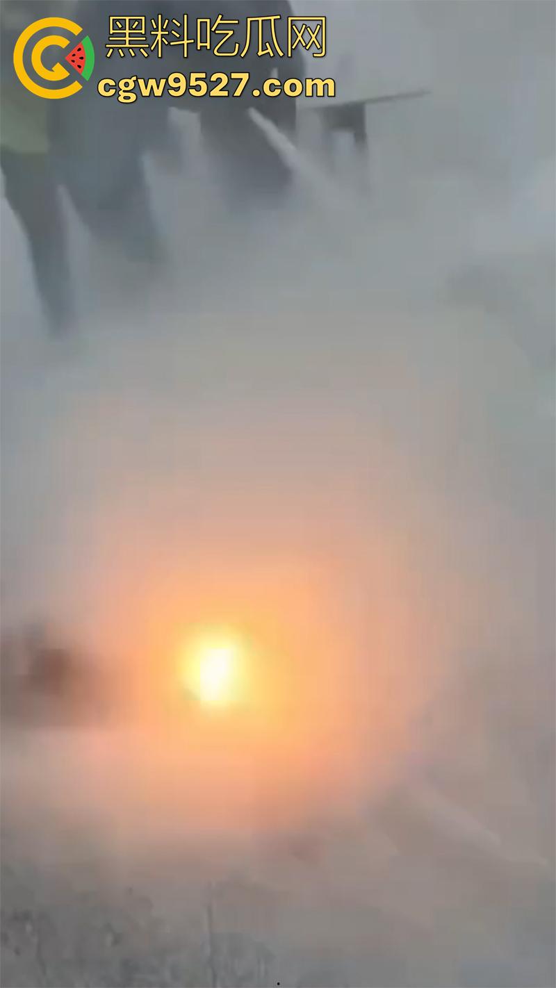 哈萨克斯坦男子,在阿拉木图机场自焚,火势很快被扑灭,受害者被送往市立医院接受治疗!-5