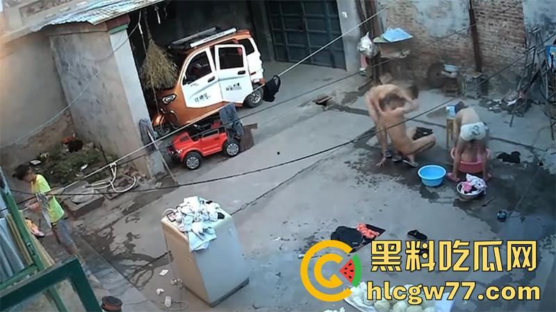 家庭摄像头破解,乱伦家庭户外洗澡,全身赤裸院子里等着洗澡,这骚妈身材还真奈斯啊!-4
