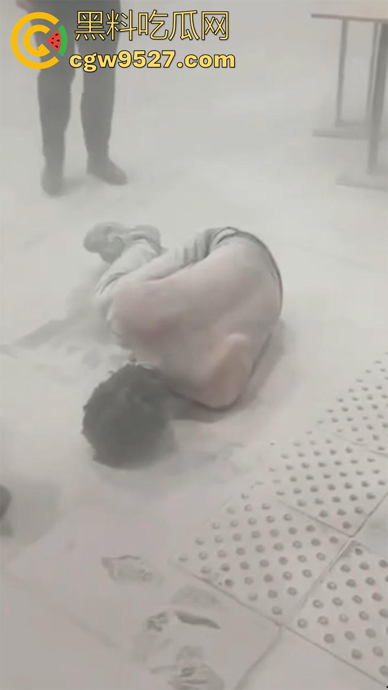 哈萨克斯坦男子,在阿拉木图机场自焚,火势很快被扑灭,受害者被送往市立医院接受治疗!-6