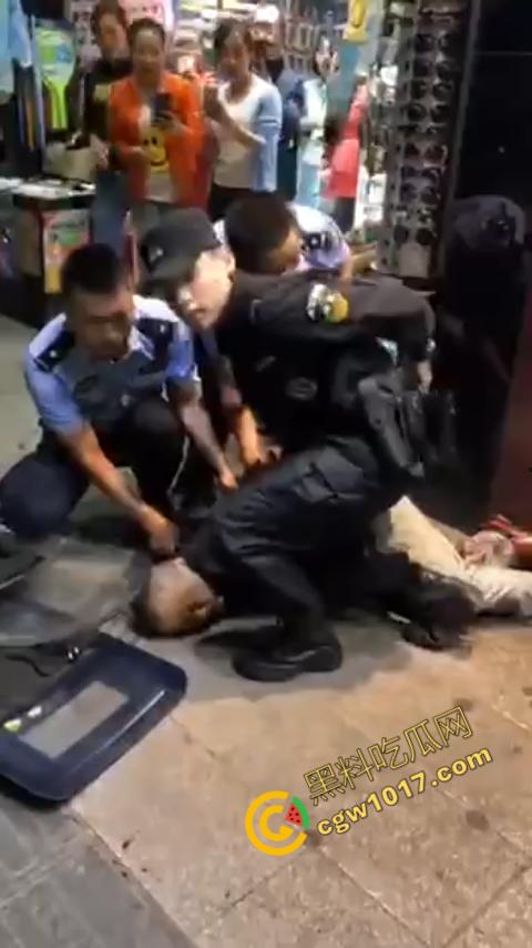 广州大街惊魂时刻:男子持刀疯狂输出,警察无奈拔枪射击,鲜血四溅,万人围观,刀客终于倒下!-9