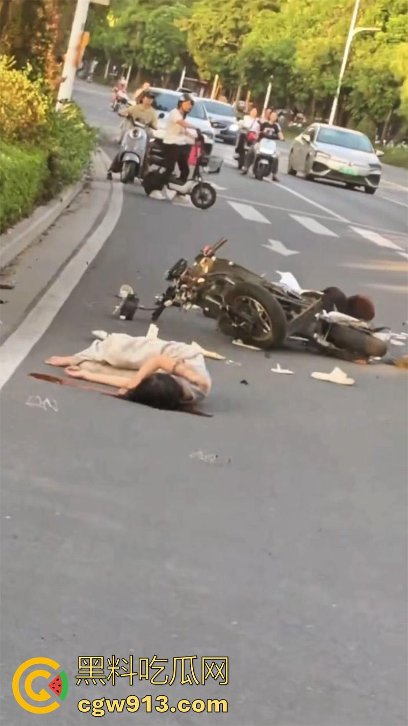 骑车扣逼送命真是爽死了!广东清远小仙女,骑车被后座精神小伙扣穴,结果爽过头出车祸,因未戴头盔当场死亡!-3