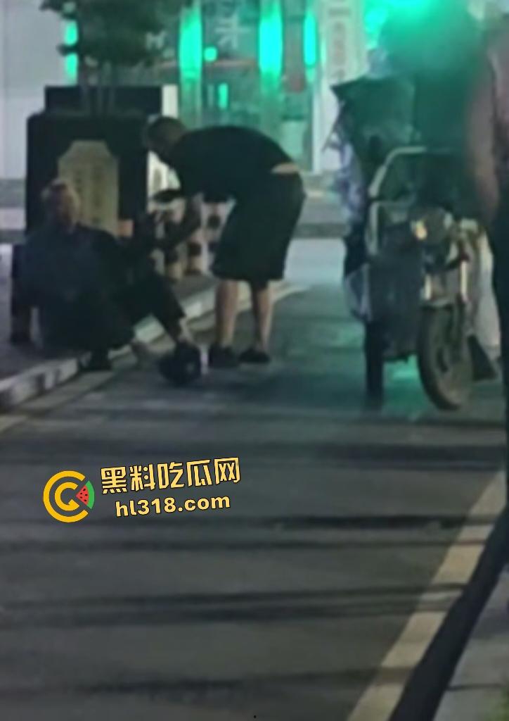 河南栾川县畜牲交警暴打拾荒老人!头盔狂砸血流满面,路人教练怒摔制服!-3
