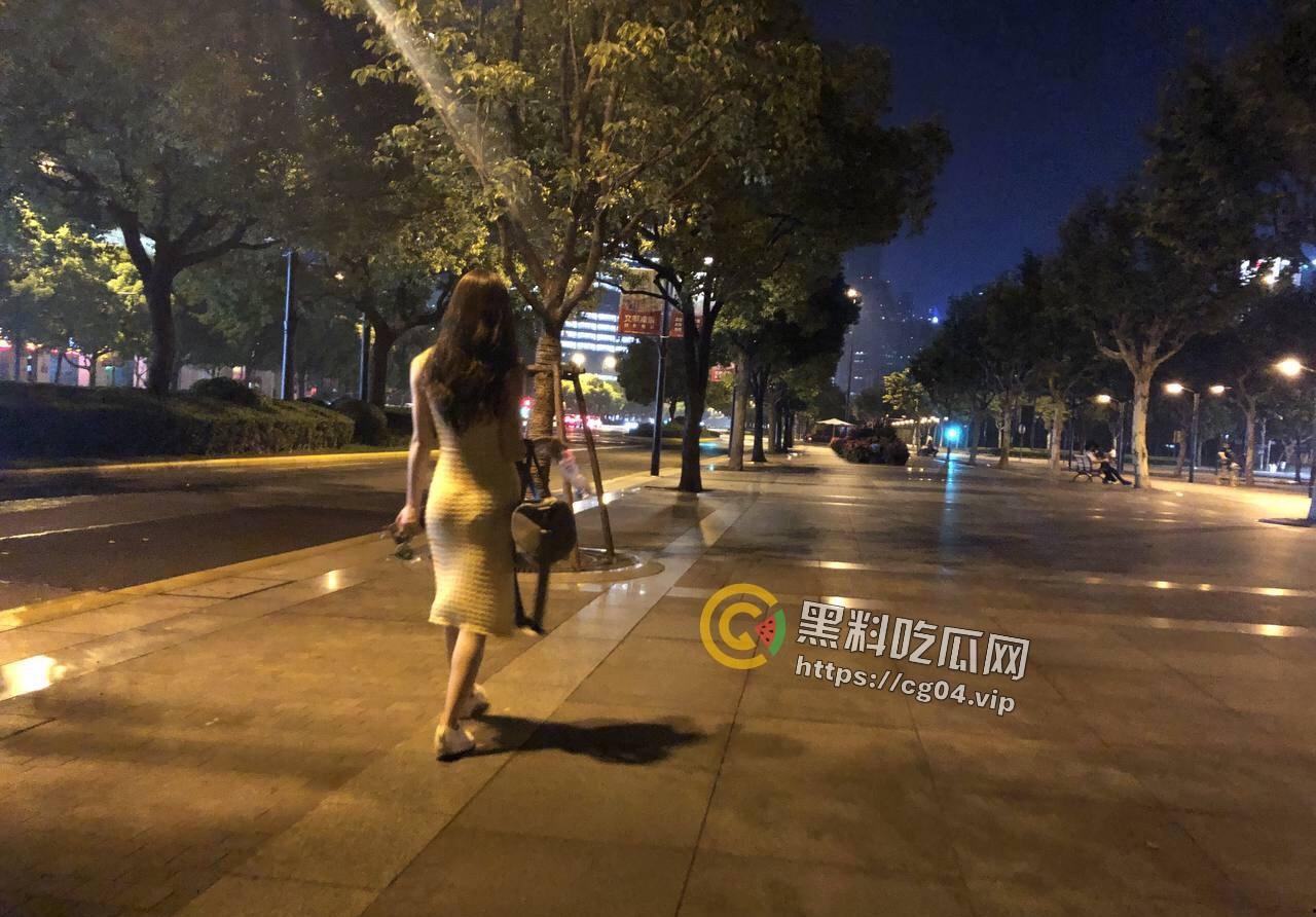 上海期货美女交易员【何麦伢】与男友啪啪视频及大量生活照流出 好几个角度看出妹妹已经生气了 好像目前受影响已经回广州-6