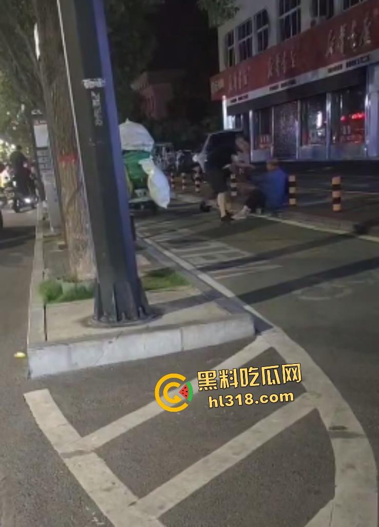河南栾川县畜牲交警暴打拾荒老人!头盔狂砸血流满面,路人教练怒摔制服!-5