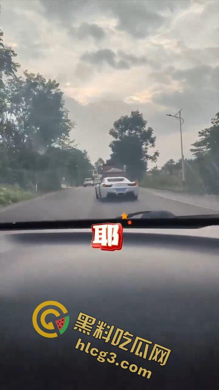 重庆垫江法拉利撞车,租车想学范迪塞尔,结果哭着回家!租车司机炫技失败后悔不已!-2