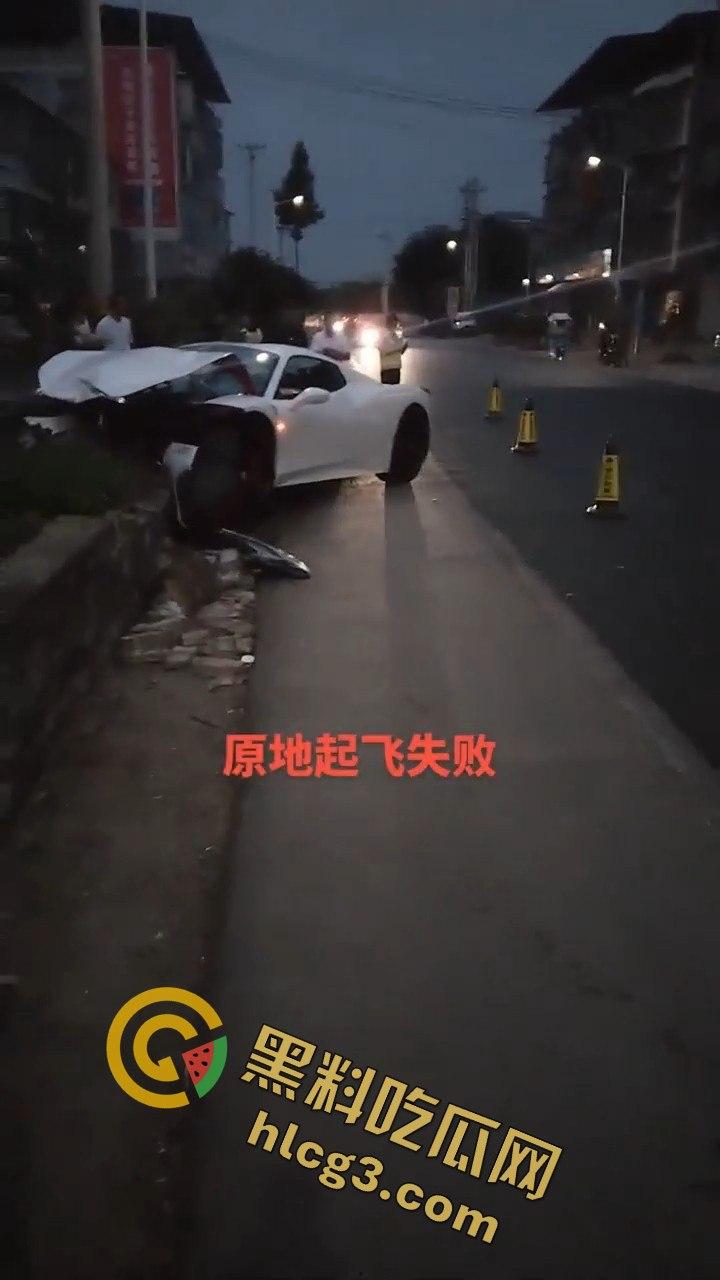 重庆垫江法拉利撞车,租车想学范迪塞尔,结果哭着回家!租车司机炫技失败后悔不已!-3