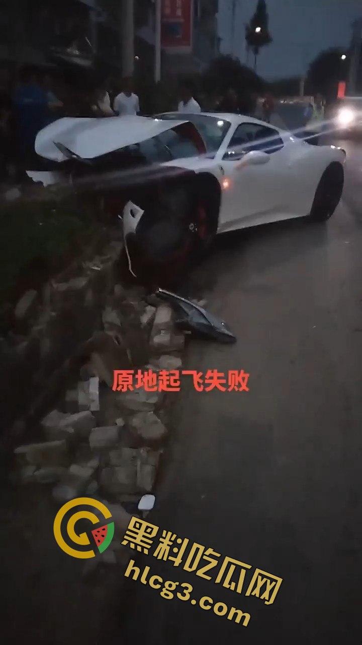 重庆垫江法拉利撞车,租车想学范迪塞尔,结果哭着回家!租车司机炫技失败后悔不已!-4