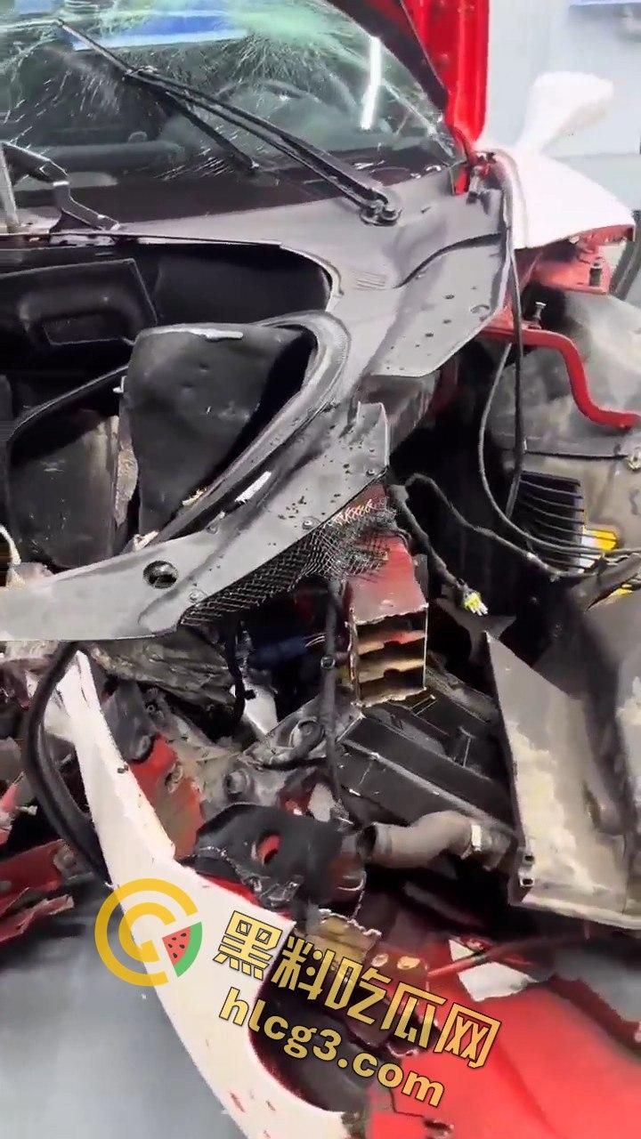 重庆垫江法拉利撞车,租车想学范迪塞尔,结果哭着回家!租车司机炫技失败后悔不已!-6