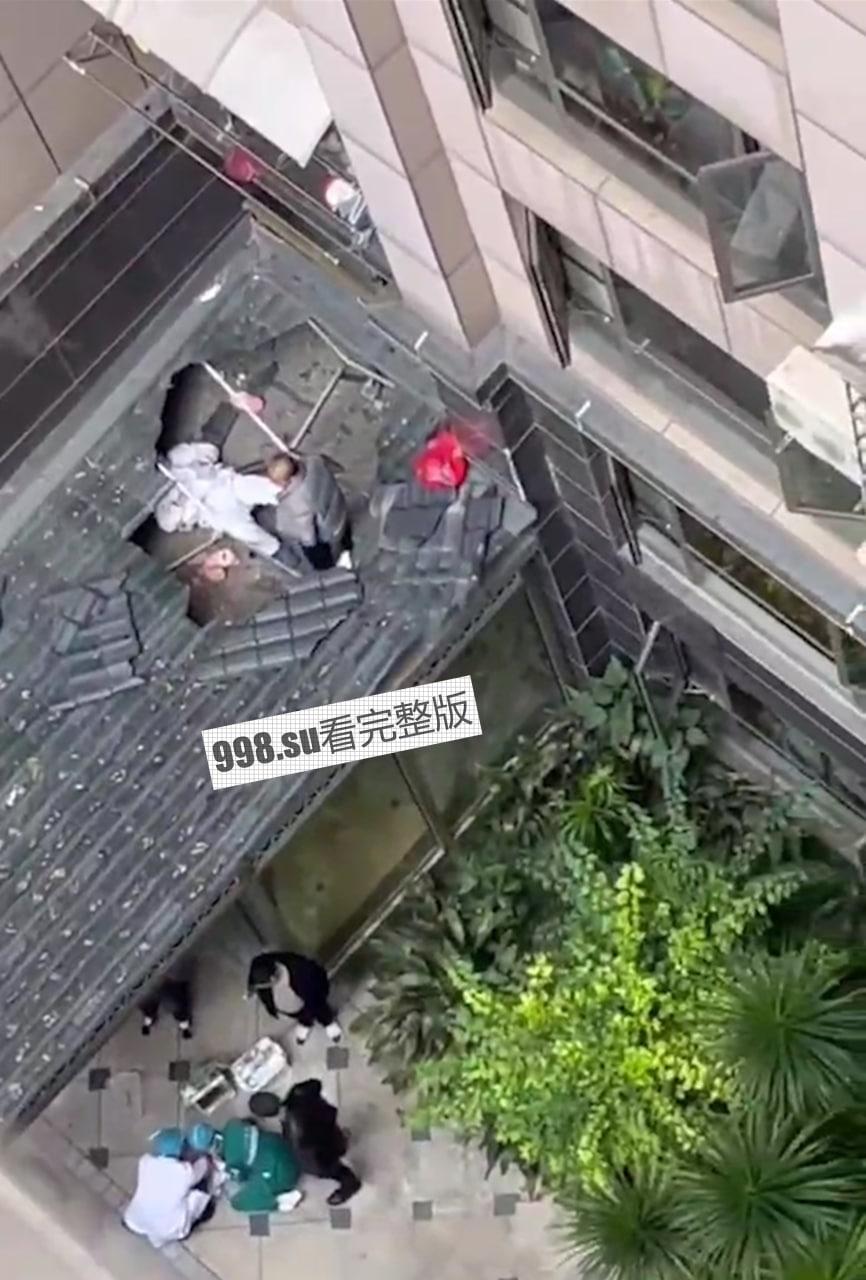痛心！ 11.24中午，四川绵阳，桃花岛，网传一夫妻吵架，男子把孩子隔窗扔了下去，女子随后跳楼-3