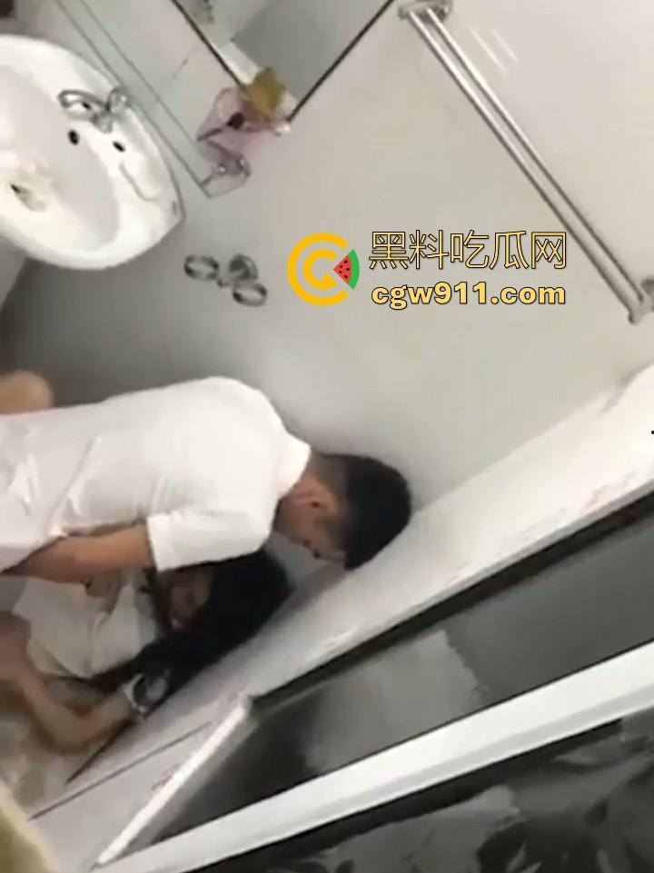 久违的同学聚餐秒变激情打炮现场!小哥灌醉女同学厕所缠绵猛插,在卫生间席地而干,下身全裸猛烈狂干!-10