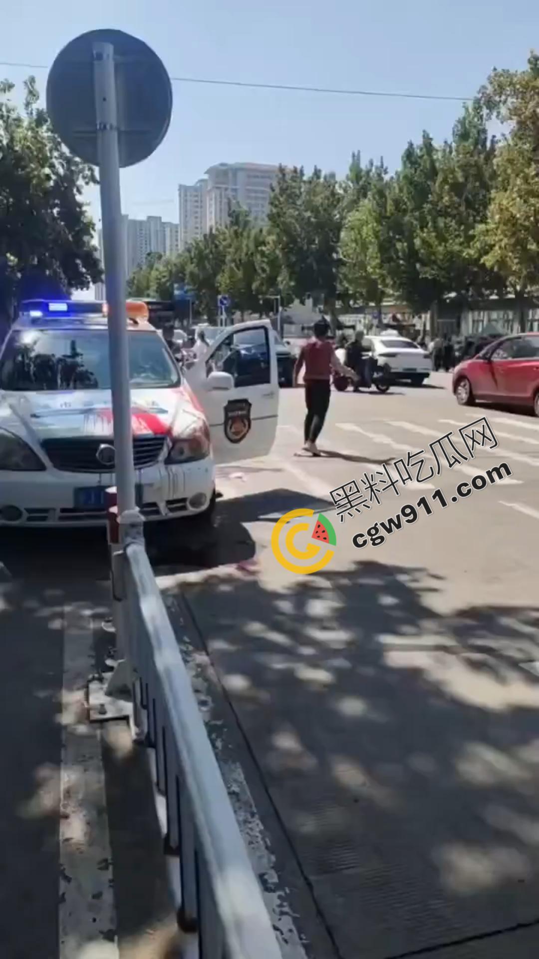 山东泰安市小贩自刎血染街头,与城管争执引绝望一刀,众目睽睽下悲剧上演,真是狠人-1