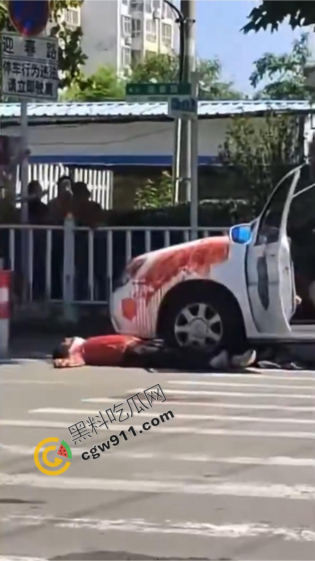 山东泰安市小贩自刎血染街头,与城管争执引绝望一刀,众目睽睽下悲剧上演,真是狠人-10