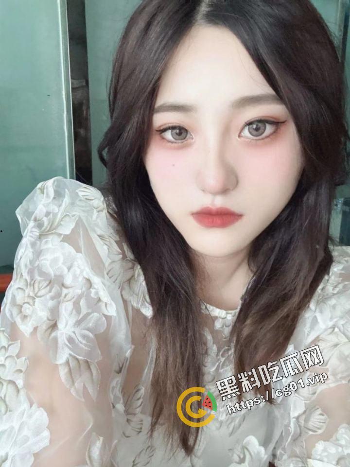 四川税务局职员 反差婊母狗 吴晓怡 被渣男投稿曝光!小骚货在停车场就吃鸡 回家被猛干!-2