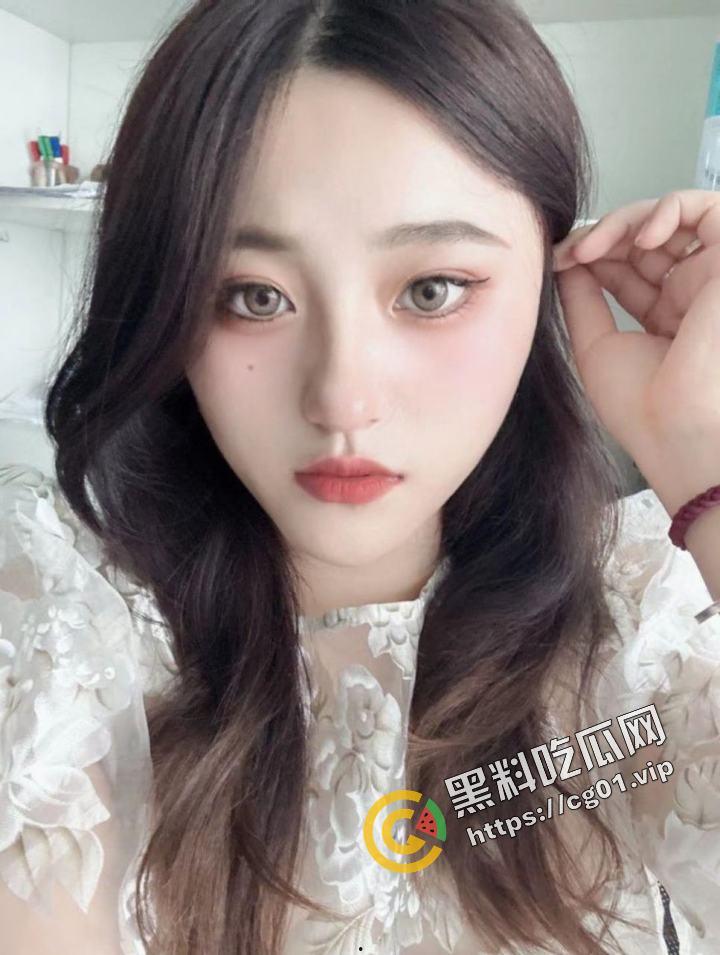 四川税务局职员 反差婊母狗 吴晓怡 被渣男投稿曝光!小骚货在停车场就吃鸡 回家被猛干!-3