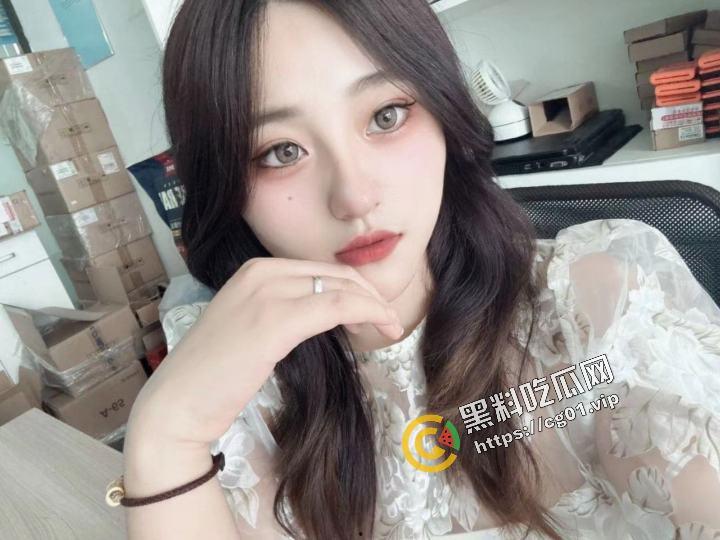 四川税务局职员 反差婊母狗 吴晓怡 被渣男投稿曝光!小骚货在停车场就吃鸡 回家被猛干!-4