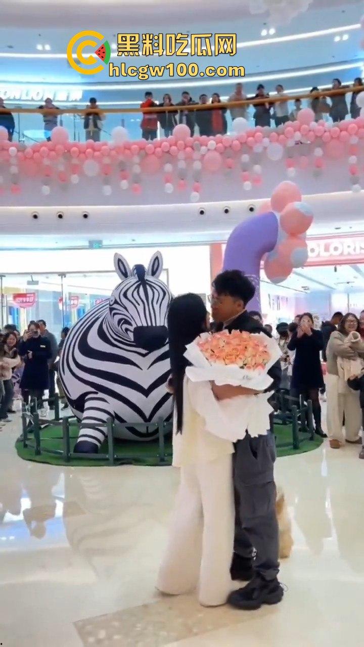 云南保山市君悦广场男子【王麒麟】表白成功，不料给正牌女友抓包，时间管理大师错误案例！！-10