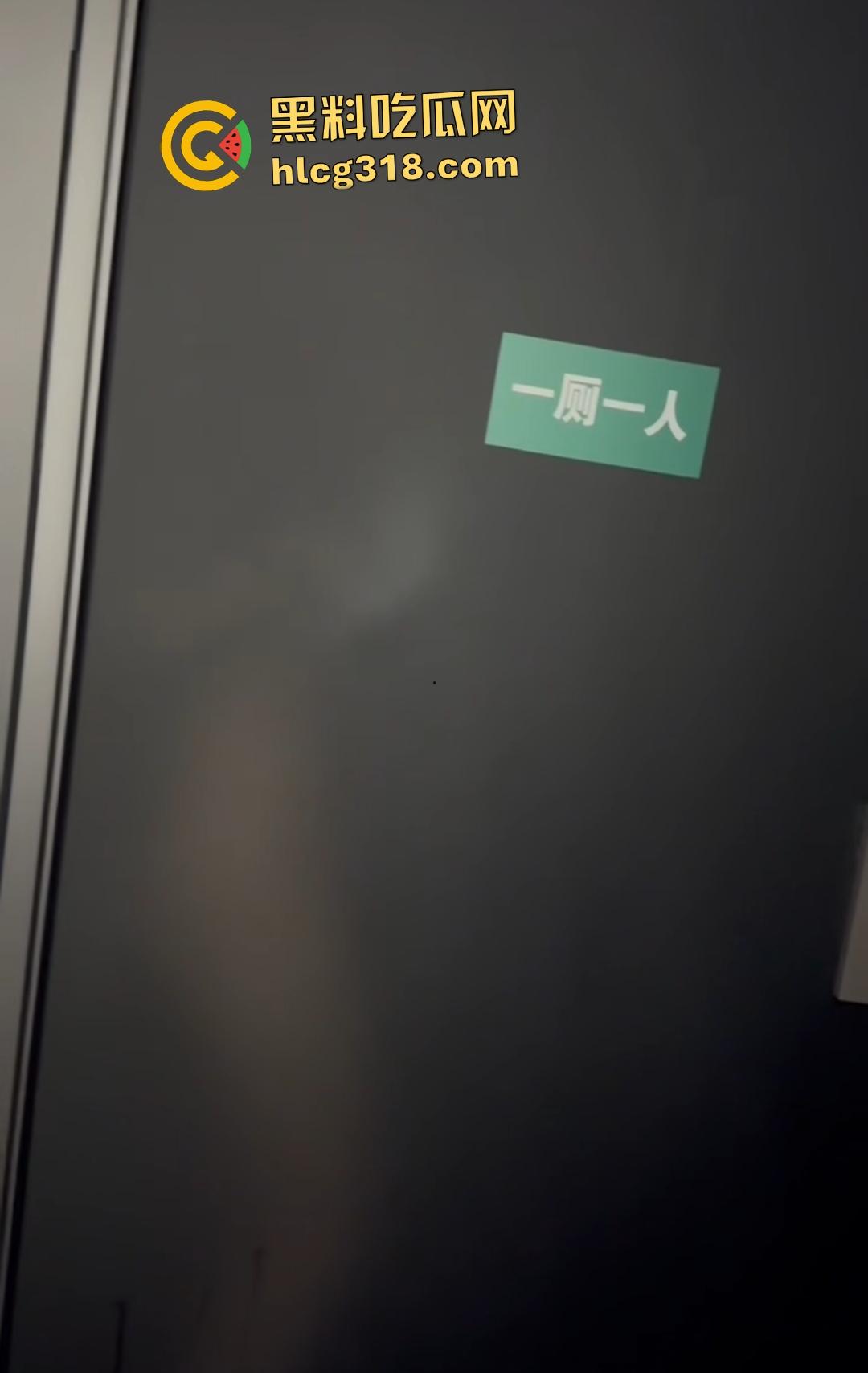 年轻狗男女酒吧厕所激情翻车!躲门后准备开干被拍照,安保竟敲门坏事,狗男女爽到一半直接萎缩!-5