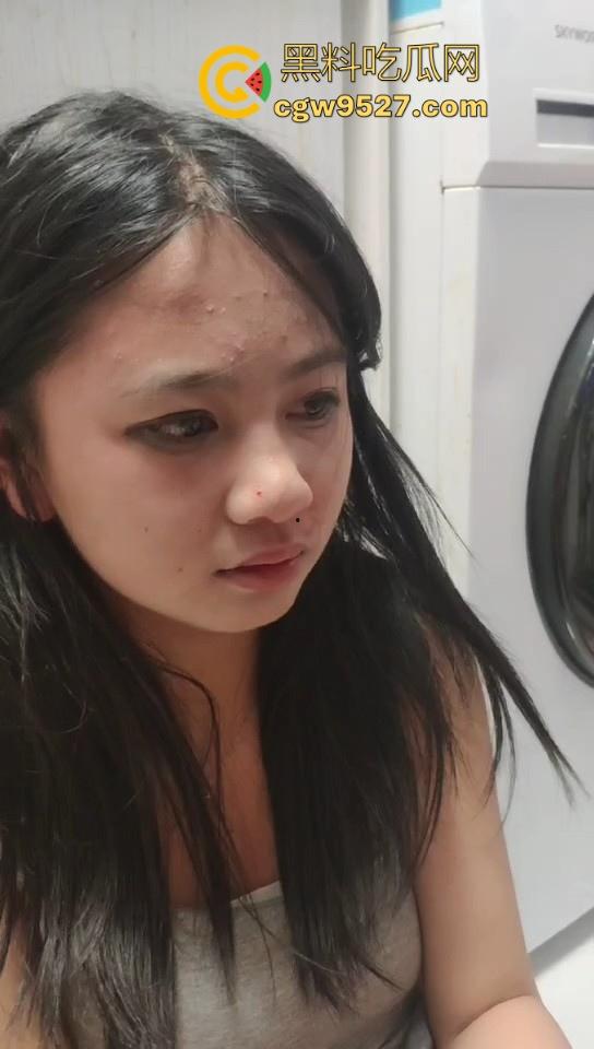 现在的精神小妹下手可是真狠啊!足足围起来殴打了十几分钟还不解恨,边打边对着镜头比耶!-2