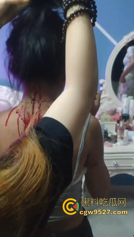 现在的精神小妹下手可是真狠啊!足足围起来殴打了十几分钟还不解恨,边打边对着镜头比耶!-9