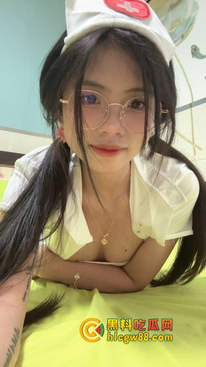 厦门酒吧气氛组极品眼镜骚婊『兰芊芊』酒吧10瓶皇家礼炮带走,制服丝袜被操高潮了主动求拍!-2