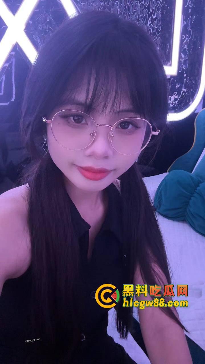 厦门酒吧气氛组极品眼镜骚婊『兰芊芊』酒吧10瓶皇家礼炮带走,制服丝袜被操高潮了主动求拍!-3