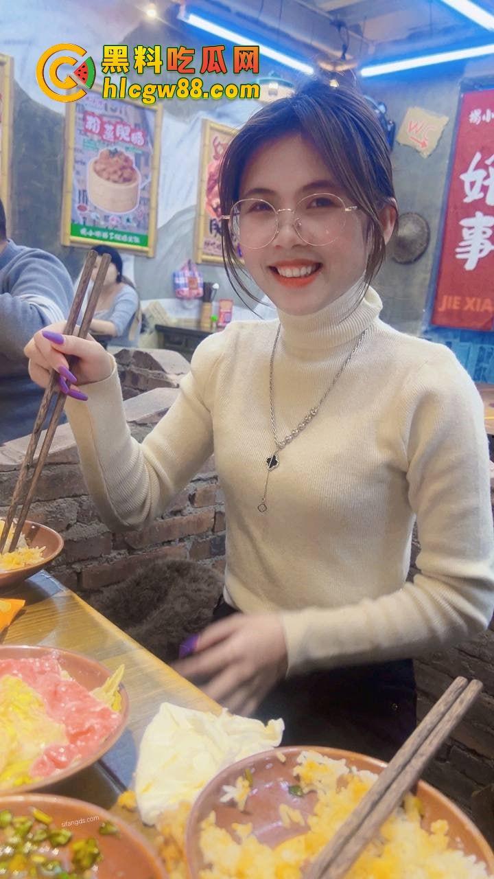 厦门酒吧气氛组极品眼镜骚婊『兰芊芊』酒吧10瓶皇家礼炮带走,制服丝袜被操高潮了主动求拍!-11