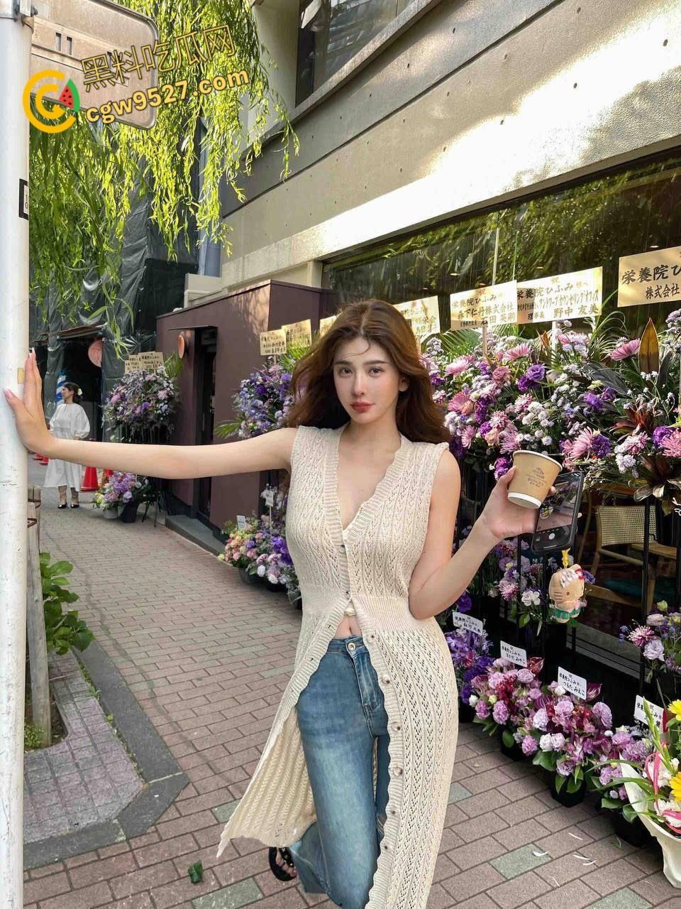 公园放风筝，妹妹户外露出白斩乳房，勾引哥哥小树林里，狂舔骚逼后入爆操，激情内射全滴在草上 !-1