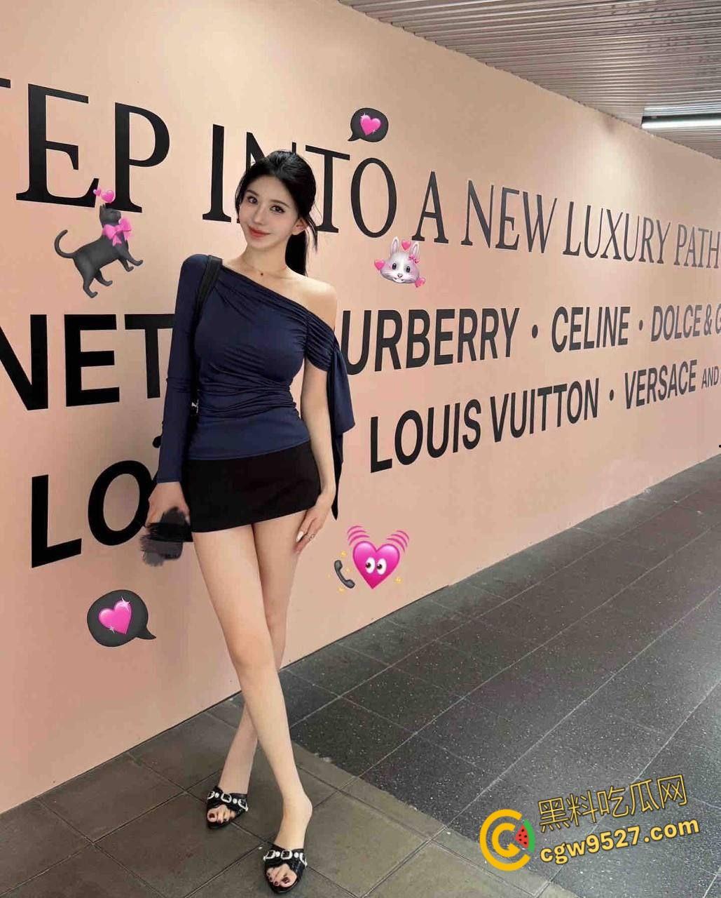 公园放风筝，妹妹户外露出白斩乳房，勾引哥哥小树林里，狂舔骚逼后入爆操，激情内射全滴在草上 !-2