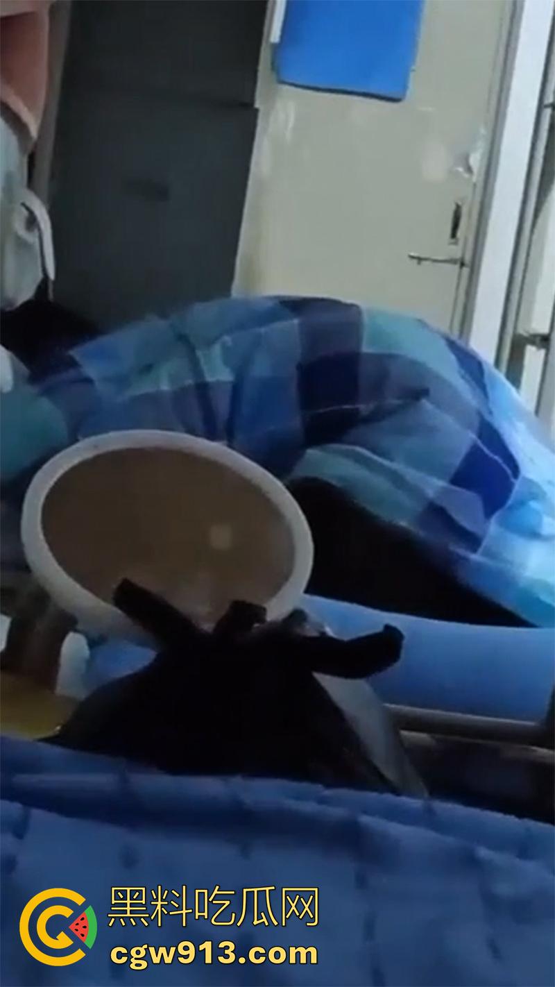 女生宿舍偷拍室友发骚,被窝里自拍小穴给网友,看来是憋坏了啊,果然表面再清纯,私下也是骚逼!-6