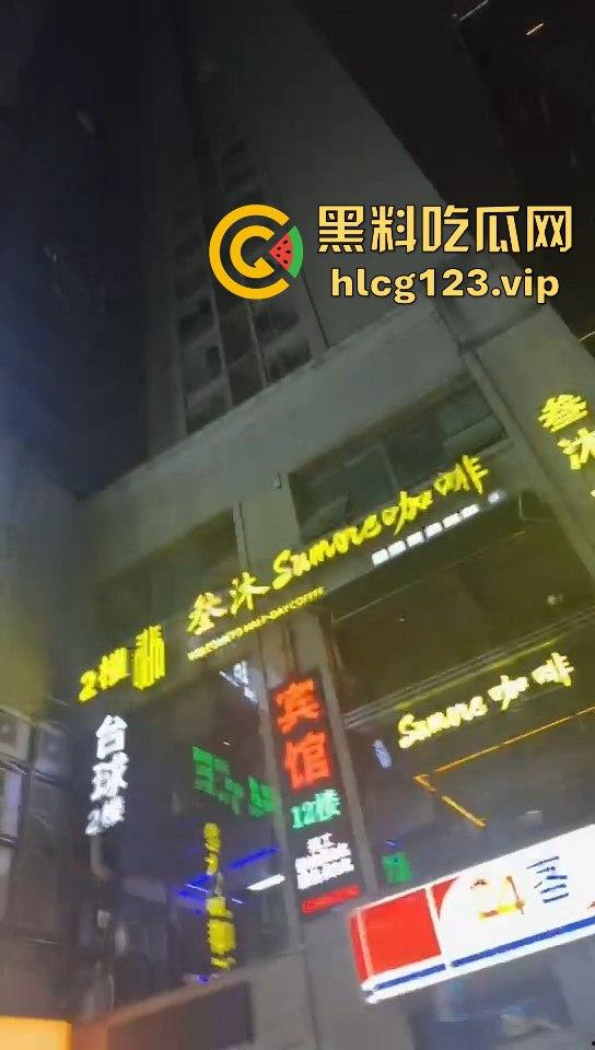 小姐姐为假金项链直播跳楼!商家不给退,网友却被她的好身材吸引!-6