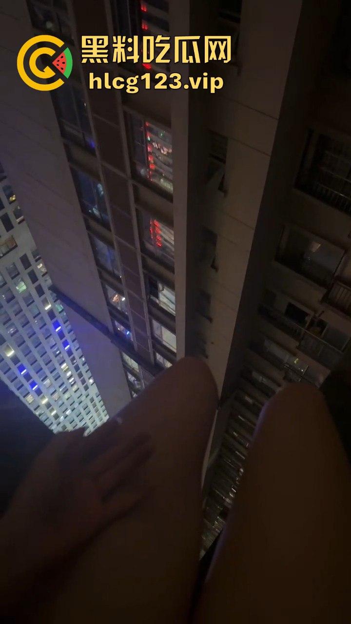 小姐姐为假金项链直播跳楼!商家不给退,网友却被她的好身材吸引!-8