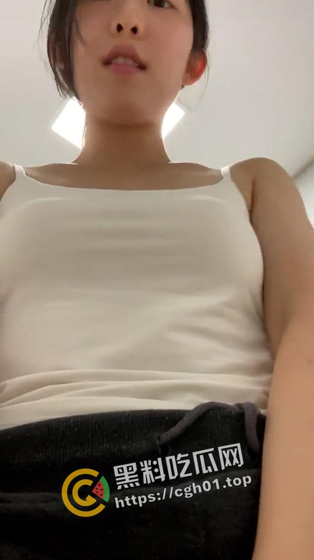 健身教练的新赛道!北京女教练风骚自拍浓密阴毛 桃红乳晕 勾引学员买课还不让操 私密视频照片被流出-1