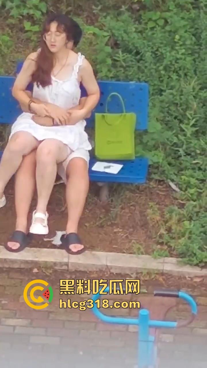 夏日午后,小日一下!反差眼镜妹小区长椅骑乘做爱,白裙诱惑激情开干,年轻人玩的真野啊!-7