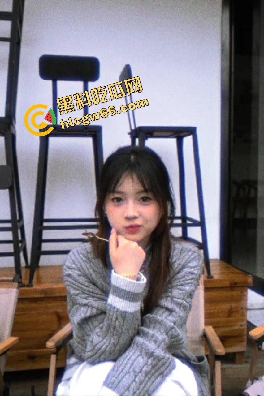 别看穿JK装,南充女大【李萌】骚得一匹,清纯大三女自拍掰穴自慰流出,阴唇黑得像涂了墨水!-3