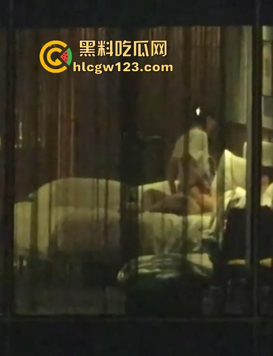 五星级酒店偷拍情侣做爱 长腿美女被按在窗前大力抽插 男友手机记录性爱视频 怎知对面楼瓜友也在记录!-3