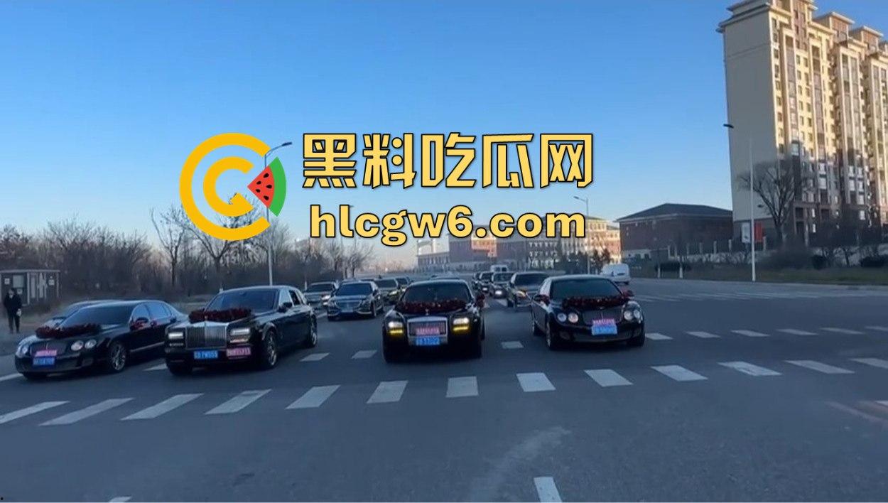 东北婚礼场面社死，前女友举标语爆料：腰是我掰的，肾是我累的，祝新娘接盘愉快！-1