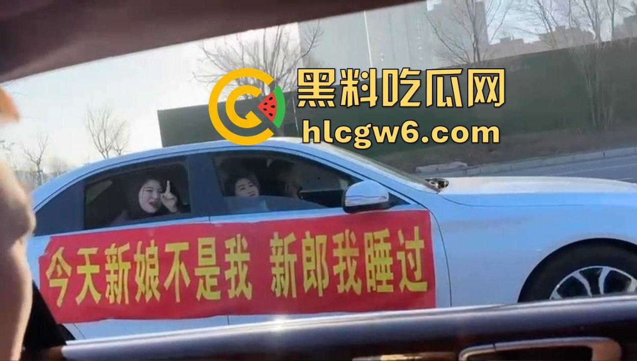 东北婚礼场面社死，前女友举标语爆料：腰是我掰的，肾是我累的，祝新娘接盘愉快！-12
