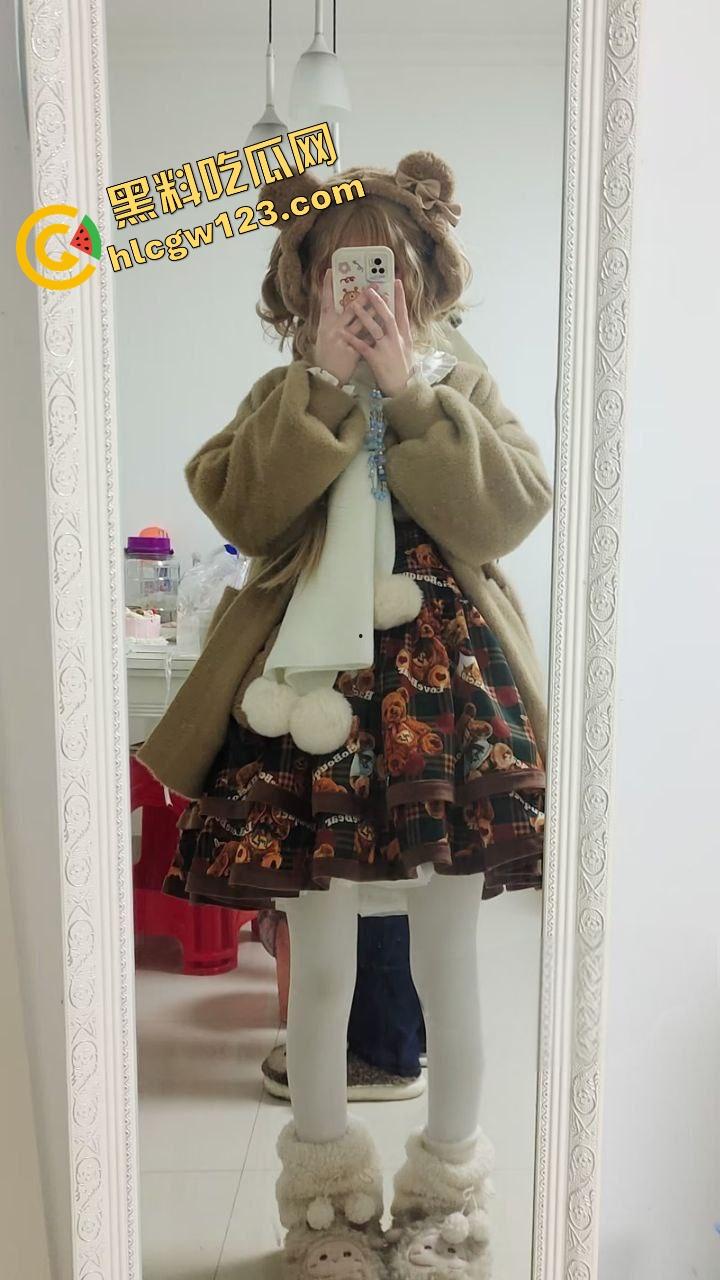 COS清纯学生妹【江伊曼】玩蔡文姬装扮被金主操翻,回家还穿着COS服趴着口交!-6