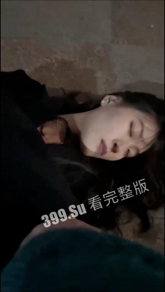 喝醉的小仙女 像个硅胶娃娃任人摆布 简直丑态百出 被人捡尸了也不知 合集 (二)-1