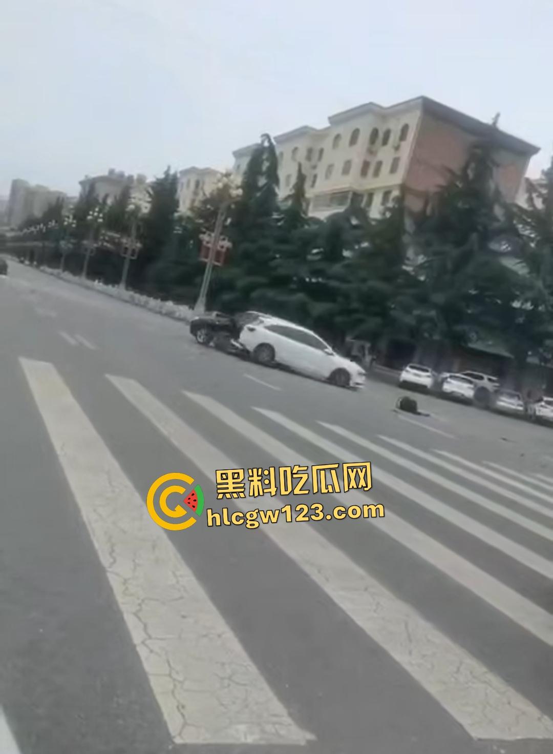 宝鸡社区书记【张春凤】54岁飙车狂追女子，侠盗飞车撞人场面吓傻路人！-4