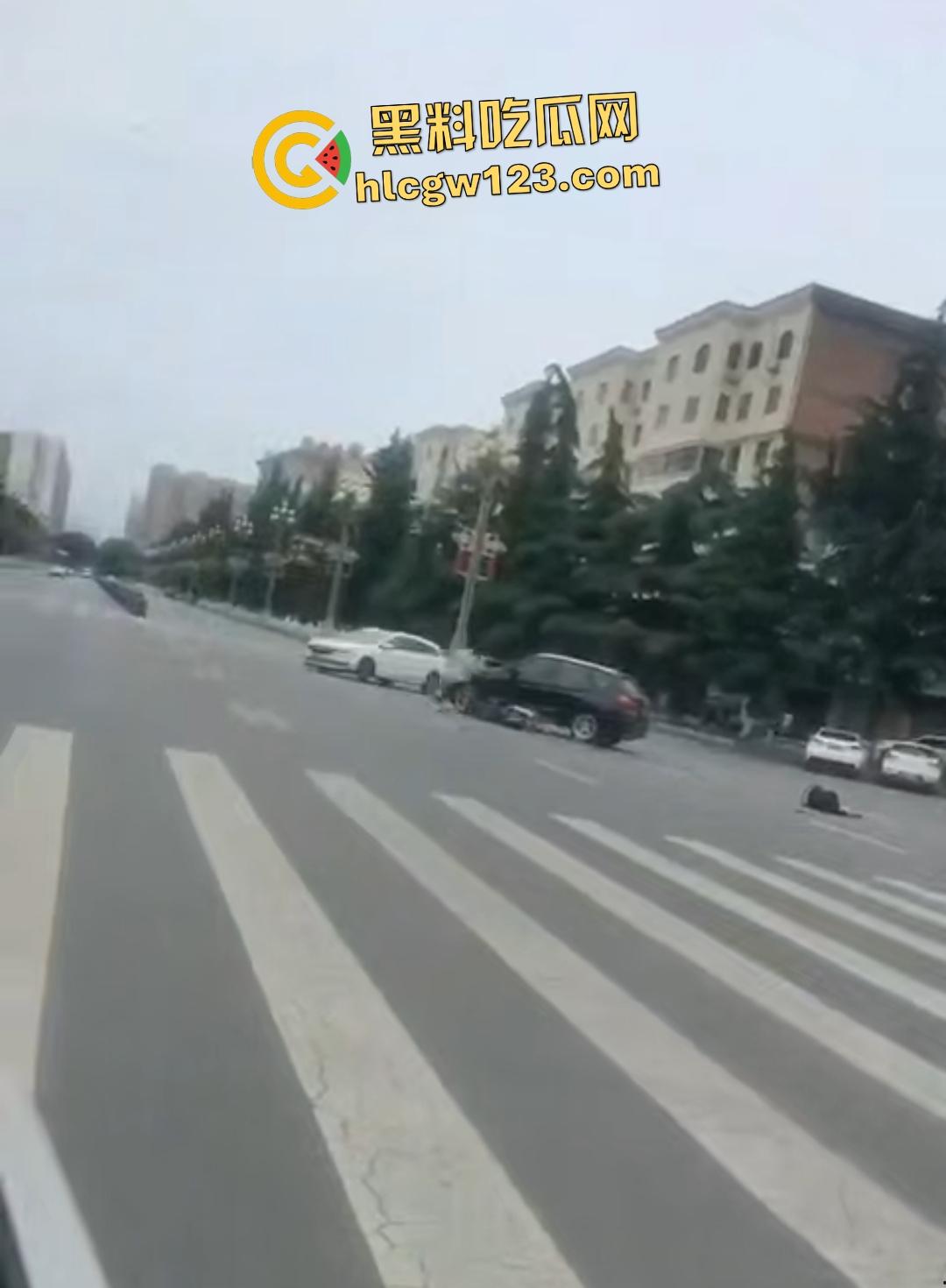 宝鸡社区书记【张春凤】54岁飙车狂追女子，侠盗飞车撞人场面吓傻路人！-5